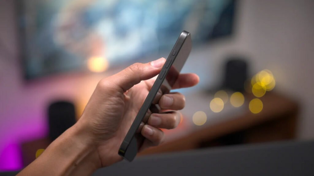 نمایشگرهای آیفون برای کنترل هزینه‌های تولید، یک کد QR مخفی دارند