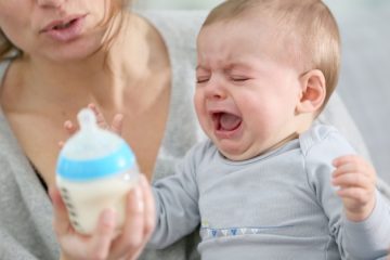 گریه نوزاد به خاطر خوردن شیر فاسد