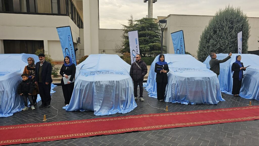 مدیران خودرو در نخستین هفته از دی‌ماه 1402، نخستین سری فونیکس تیگو 8 پرو e پلاس را به مشتریان تحویل داد.