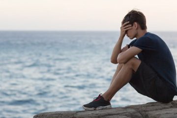 پسر مبتلا به آکوفوبیا در کنار دریا