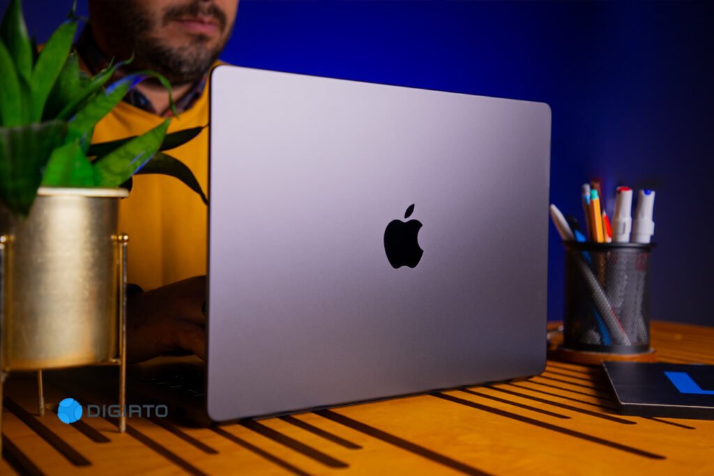 نمای پشتی مک‌بوک پرو M3 Pro