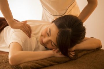 زنی در حال دریافت ماساژ ژاپنی