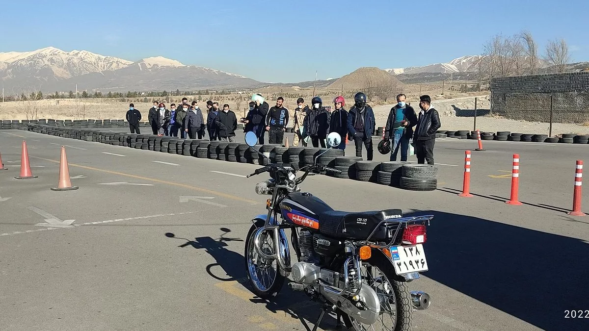 چگونه یک‌روزه گواهینامه موتورسیکلت بگیریم؟ + جزئیات و روش‌ها