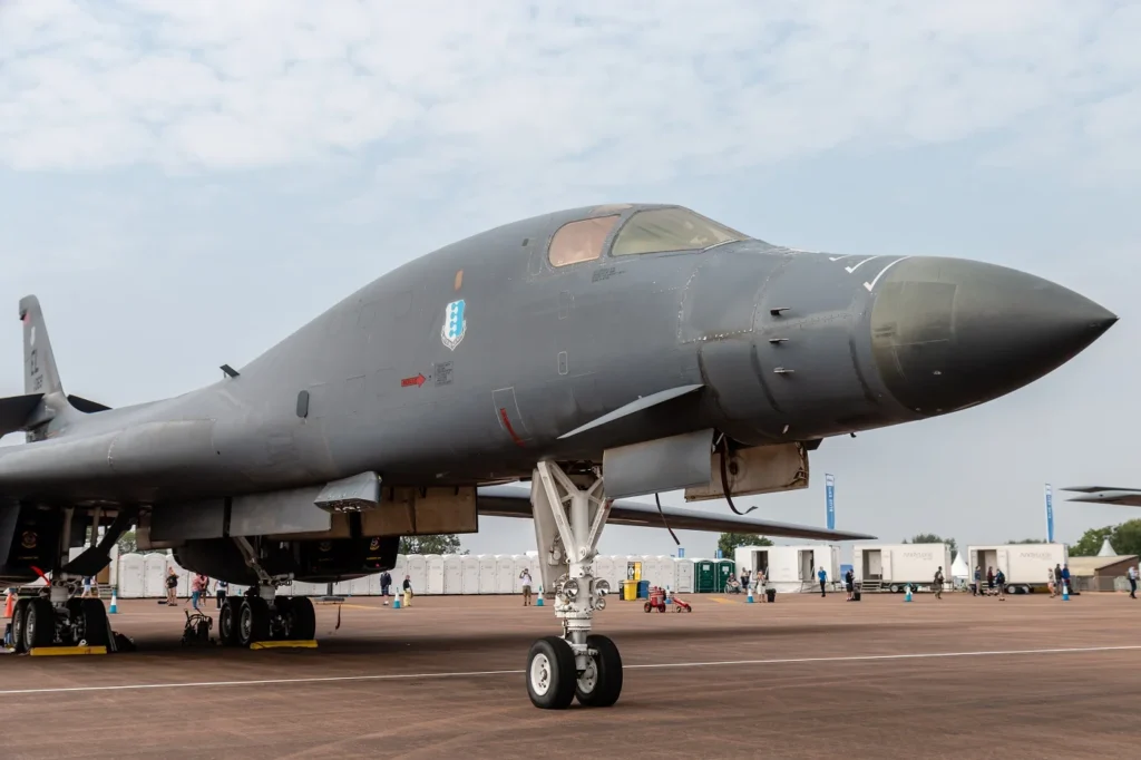 بمب افکن بی-1 لنسر آمریکا چه قابلیت هایی دارد؟ 33 بمب افکن بی-1 لنسر