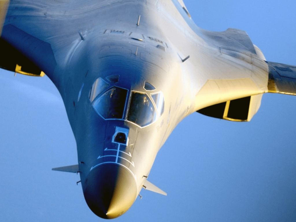 بمب افکن بی-1 لنسر آمریکا چه قابلیت هایی دارد؟ 36 بمب افکن بی-1 لنسر