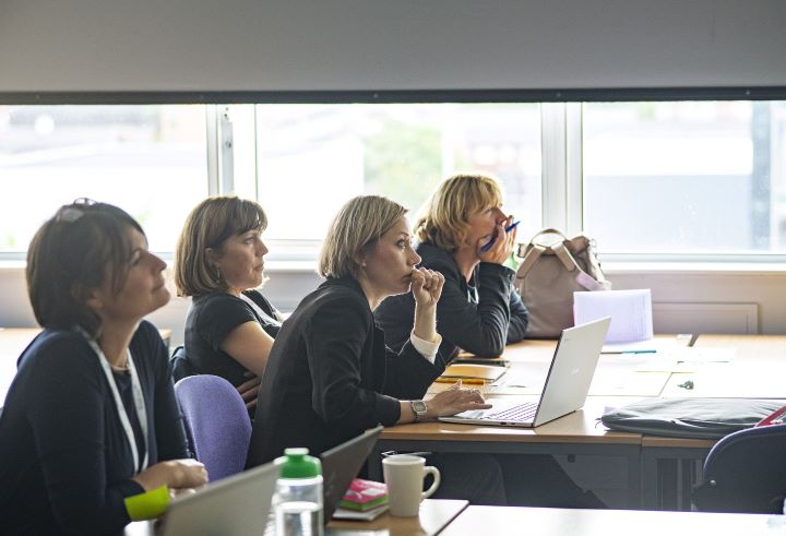 کارمندان در برنامه آموزشی برای یادگیری مهارت‌های جدید