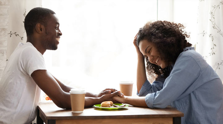 زن و شوهر در حال صحبت‌کردن