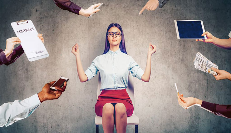 فردی در حال دورکردن ذهنش از مسائل کاری