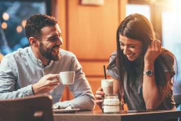 نکات طلایی برای قرار اول ـ زنی و مردی خندان در قرار عاشقانه