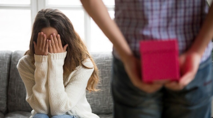 مردی که همسرش را غافلگیر کرده است