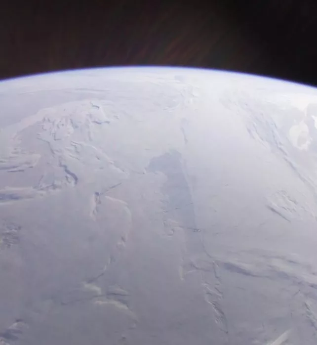 میدان الکتریکی زمین با گرانش مقابله می‌کند و ذرات را به فضا می‌برد. اما ما قبلا هرگز نتوانستیم آن را اندازه‌گیری کنیم.