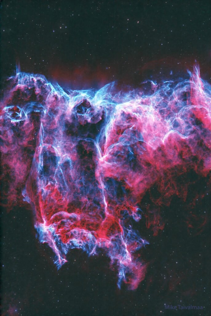 NGC 6995، که به‌طور غیر رسمی به‌عنوان سحابی خفاش شناخته می‌شود، تنها 1/2 درجه، تقریباً به اندازه ظاهری ماه، گستره دارد.