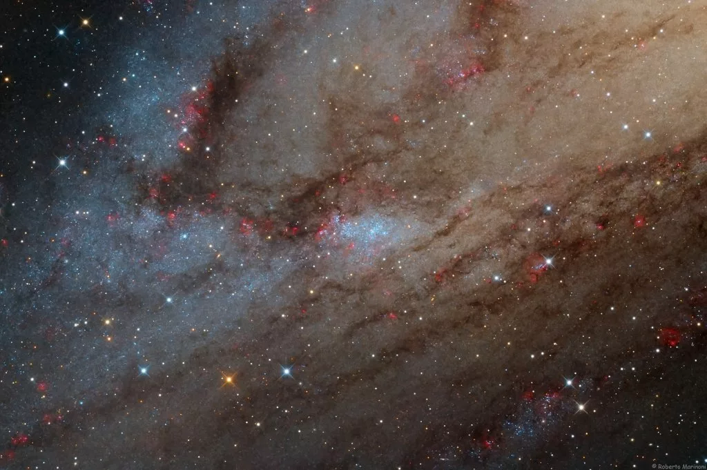 این تصویر دارای صفت خالی alt است؛ نام پروندهٔ آن NGC206_APOD1024-2.jpg.webp است