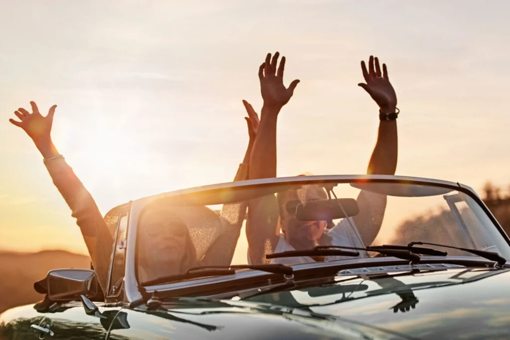 بهترین کادو برای دوست دختر: ۱۰ ایده کادو سورپرایزی_دوپلر 9 یک زن و مرد در ماشین