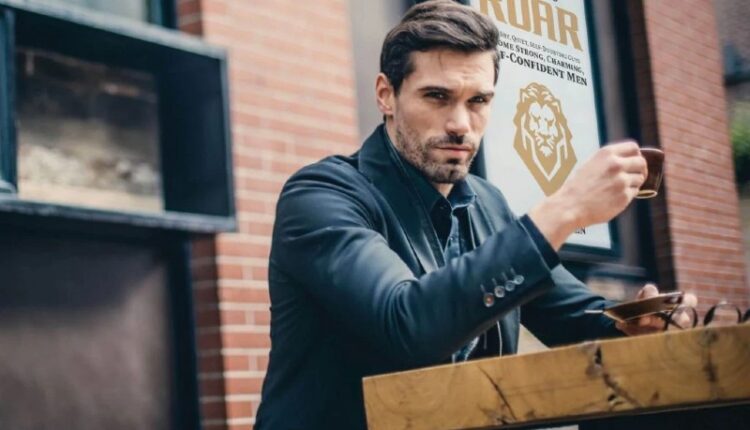 مرد با چهره مطمئن