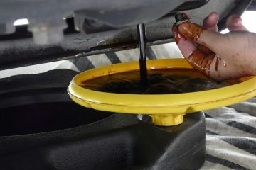 تعویض روغن از طریق پیچ تخلیه کارتل ماشین