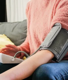 کاهش فشار خون فوری: ۸ راهکار فوری و درمان خانگی